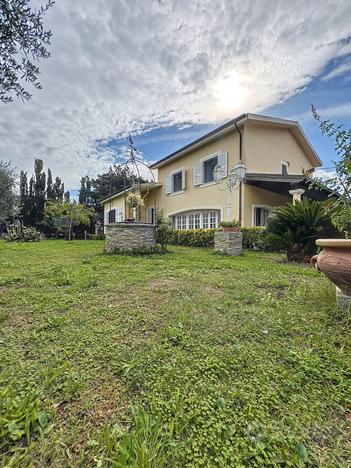 Esclusiva Villa con terreno in città