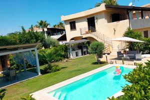 Villa con piscina Campofelice di Roccella Mareluna