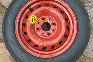 Ruotino di scorta con crick