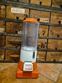 Distributore di caramelle arancio vintage