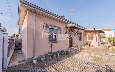 VILLA SU UNICO LIVELLO CON DOPPI SERVIZI E GIARDIN