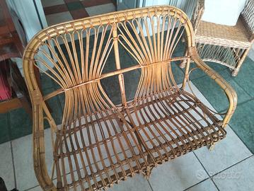 divanetto due posti e tavolino rotondo in bambù 