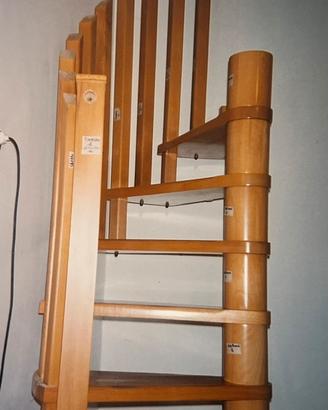 Scala a chiocciola in legno