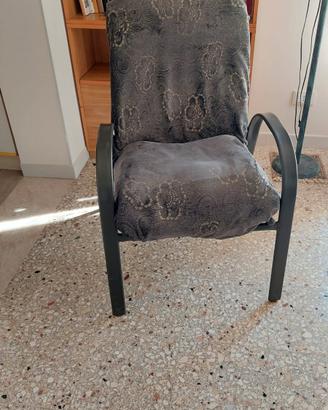 due poltrone in ferro con cuscini e piantana