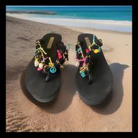 Infradito, zappetta, catena oro, ciondoli colorati