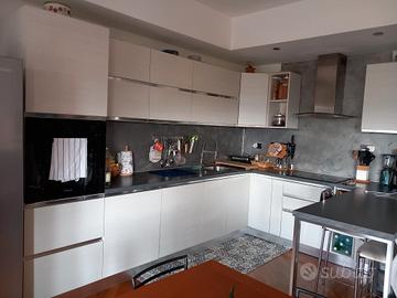 cucina completa di elettrodomestici 