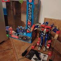 Transformers simil Optimus prime boxato