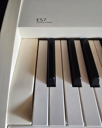Pianoforte Kawai ES7 con suo supporto dedicato