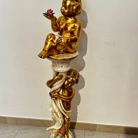 Statua decorativa dorata con colonna