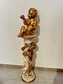 Statua decorativa dorata con colonna