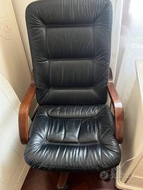 Poltrona ufficio in pelle nera e legno