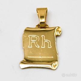 Ciondolo "RH" in oro giallo 18 kt a pergamena A.31