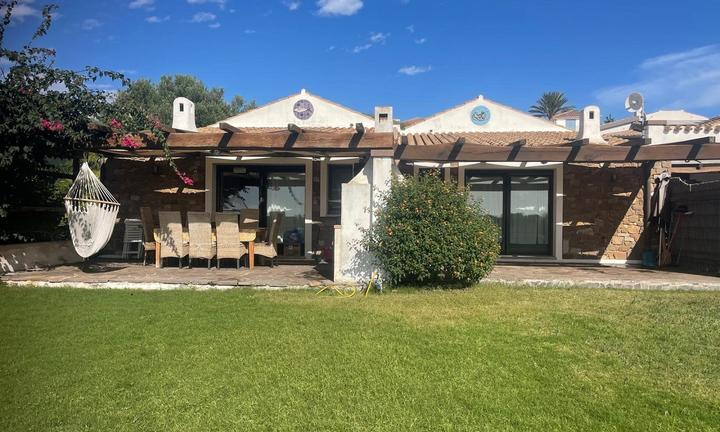 Due rifinitissime ville con piscina vista mare