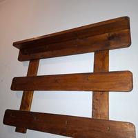 mensola di legno per esporre pezzi di rame