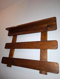 mensola di legno per esporre pezzi di rame