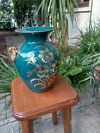 vaso con decori dorati