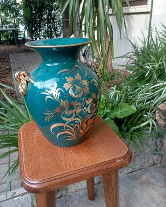 vaso con decori dorati