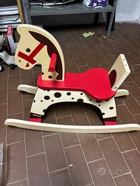 Cavallo a dondolo in legno.