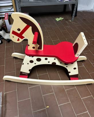 Cavallo a dondolo in legno.