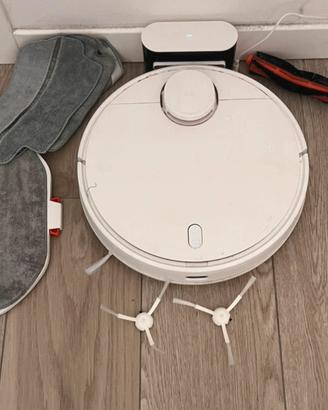 Robot aspirapolvere e lavapavimenti