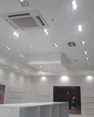 Arredamento negozio scarpe ed abbigliamento