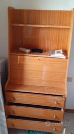 Libreria scrivania con ripiani e cassetti in legno