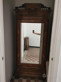Armadio in legno antico con specchio