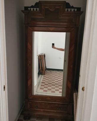 Armadio in legno antico con specchio
