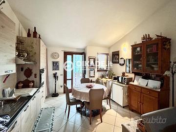 Pula - Ampio trivano con balconi e cortile