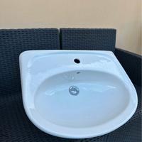 Lavabo bianco in ceramica