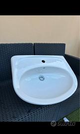 Lavabo bianco in ceramica