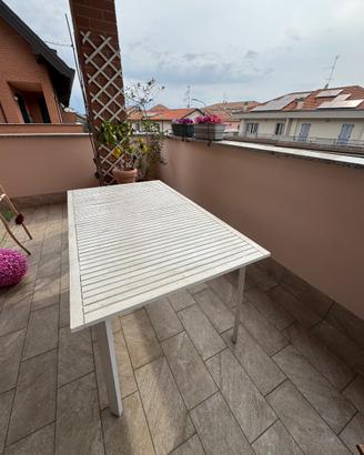 Tavolo da esterno in legno