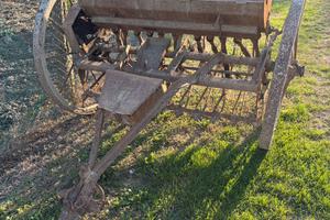 Macchina seminatrice d'epoca