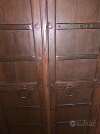 ARMADIO LEGNO MASSICCIO E FERROBATTUTO 