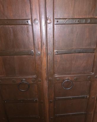ARMADIO LEGNO MASSICCIO E FERROBATTUTO 