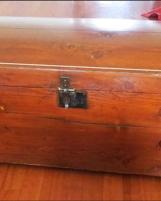 Baule antico in legno massello coperchio bombato