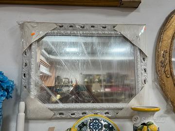 Specchio con cornice in legno - Negozio
