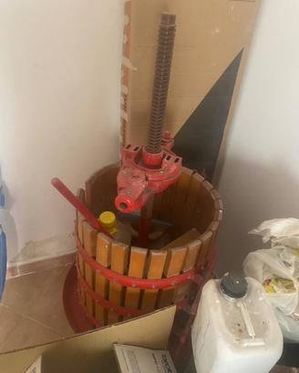 torchio a vite manuale con gabbia in legno.