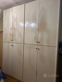 Armadio in legno laccato bianco