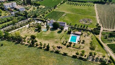 Rustico / Casale di 936 m² con più di 5 locali e b