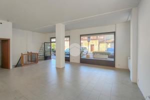 NEGOZIO A TREVIGLIO