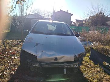 auto fiat punto 2 serie 2002 incidentata 