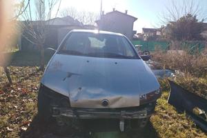 auto fiat punto 2 serie 2002 incidentata 