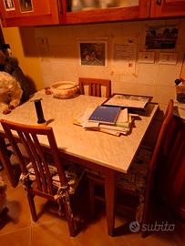 Tavolo da cucina e 4 sedie