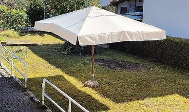 ombrellone da giardino con basamento in cemento 