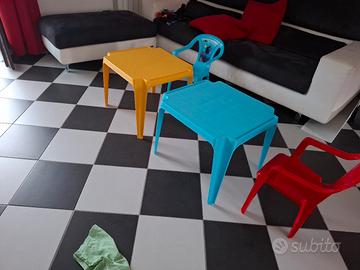 coppia tavoli e 3 sedie 