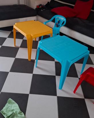 coppia tavoli e 3 sedie 