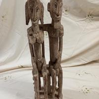 Statua di coppia in legno