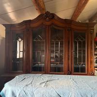 Meravigliosa credenza con alzata a cristalli