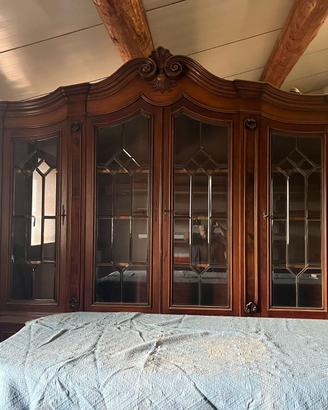 Meravigliosa credenza con alzata a cristalli